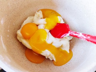 4、草莓抱抱卷,拌匀后加入蛋黄。