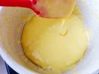 5、草莓抱抱卷,继续翻拌至均匀细滑状态。