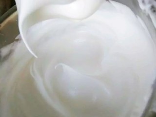 6、草莓抱抱卷,蛋清加入柠檬汁，分三次加入细砂糖打发至小弯钩