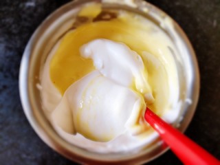 8、草莓抱抱卷,然后再倒回蛋白霜之内，继续翻拌均匀。