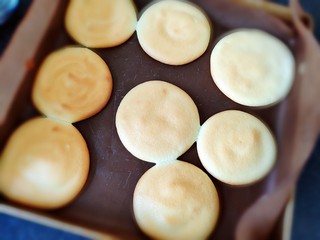 11、草莓抱抱卷,180°烤15分钟。 烤好后立即取出自然放凉。