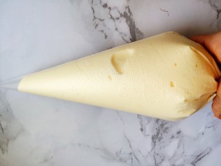 9、草莓抱抱卷,蛋糕糊装在裱花袋里