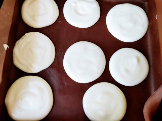 10、草莓抱抱卷,烤盘铺油纸，挤成薄圆饼状。