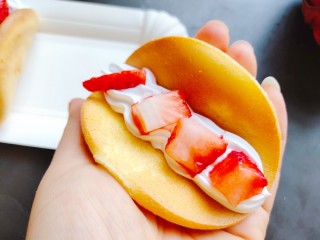 15、草莓抱抱卷,加一些草莓，上面再挤奶油再装饰草莓即可