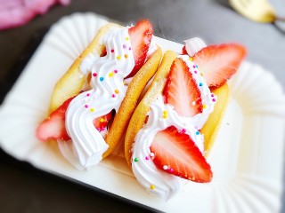 16、草莓抱抱卷,如图:冷藏后口味更好。小糖珠完全是为了装饰用。