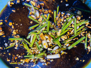 6、炸鸡中翅,放入准备好的姜葱蒜，蚝油，料酒，胡椒粉，生抽，老抽，五香粉，白糖，盐，鸡粉调味料。