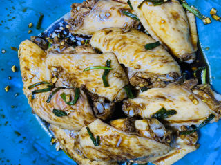 7、炸鸡中翅,放入鸡翅抓拌均匀，腌制20分钟。