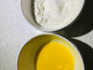 8、炸鸡中翅,准备好，面粉，鸡蛋液。