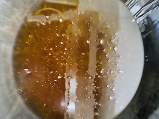 9、炸鸡中翅,起锅烧油6成热。