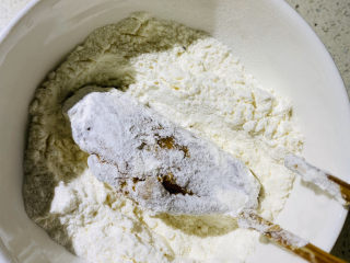 10、炸鸡中翅,将鸡翅裹上一层面粉。