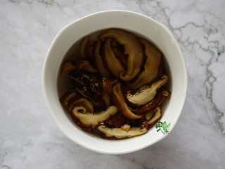 2、春日出游之炒面便当, 香菇泡开，切成片。