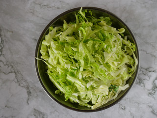 3、春日出游之炒面便当,包菜切成丝。