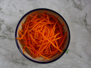 4、春日出游之炒面便当,胡萝卜切成丝。