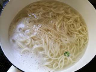 5、春日出游之炒面便当,水烧开，放点盐，下面煮熟。捞出过两遍凉水，使面Q弹。