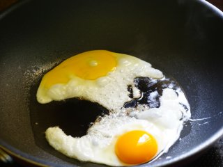 6、春日出游之炒面便当, 锅里放少许油，把鸡蛋打进去。（可根据自己的喜好，我没打发鸡蛋，是直接敲进锅里的）。