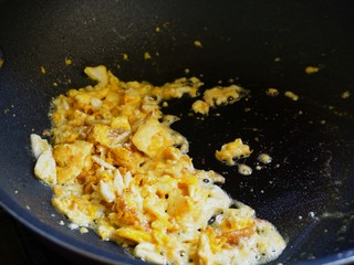 7、春日出游之炒面便当,用铲子炒散，放一点点盐。可根据自己的喜好，想嫩就少炒一会，我喜欢鸡蛋的脆焦皮，会炒老一点。炒好后盛出备用。