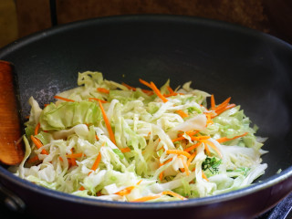 8、春日出游之炒面便当,再放点油，把其他蔬菜放进去炒熟，放点盐，捞出备用。