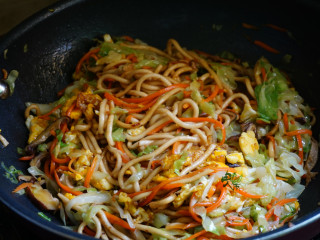 11、春日出游之炒面便当,放入鸡蛋，蔬菜，炒匀即可。