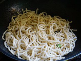 9、春日出游之炒面便当, 放入沥过水的面条翻炒。