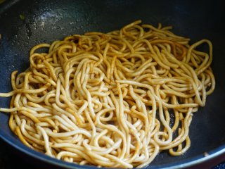 10、春日出游之炒面便当,调入生抽，老抽翻炒均匀，让面均匀裹上色，炒出香味。