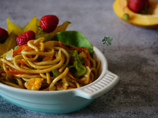 12、春日出游之炒面便当,搭配一些水果。