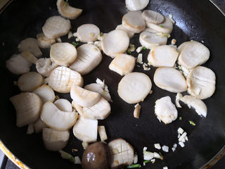 5、蚝油杏鲍菇,再放入杏鲍菇翻炒，