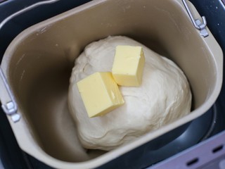 2、养乐多淡奶油小餐包,约半小时后加入软化的黄油