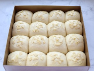 9、养乐多淡奶油小餐包,表面喷少许水，再放上适量杏仁片装饰