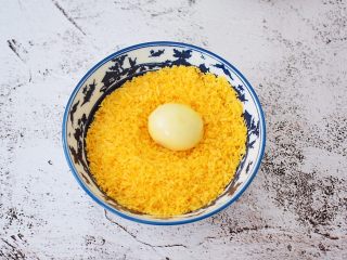 6、干吃汤圆,再放到面包糠中滚一滚，让其表面全沾上面包糠，再用手揉一揉，让其紧粘在汤圆上