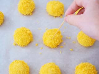 8、干吃汤圆,用牙签在表面插几个小洞，这一步不能省略，就是这一步让汤圆不会爆的