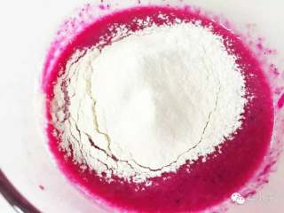 3、火龙果法式松饼—高营养价值,宝宝美味高颜值下午茶!10M+,筛入面粉