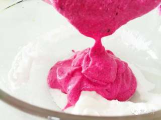 5、火龙果法式松饼—高营养价值,宝宝美味高颜值下午茶!10M+,再把步骤6中的火龙果面糊倒入剩余一半的蛋白霜大碗中。