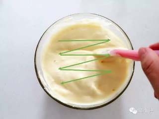 9、火龙果法式松饼—高营养价值,宝宝美味高颜值下午茶!10M+,切拌示意:用切拌主要是因为混合的时候,有些蛋白霜结块不易拌匀,用Z字切拌的手法就可以搞定啦。