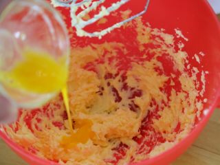 3、酸奶塔,7.然后分2-3次加入蛋液，至完全吸收，每次都要吸收完全再加入下一次。