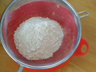 5、酸奶塔,9.筛入面粉。