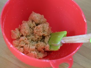 6、酸奶塔,10.用刮刀拌拌无干粉就可，不要上手揉。这样才能保证最后的成品是酥松的口感。