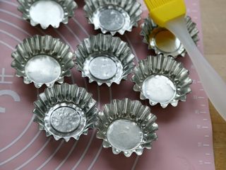 8、酸奶塔,12.挞模刷一层薄油，这是为了防粘。