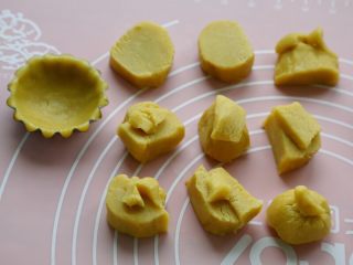 9、酸奶塔,13.取出挞皮面团，分成10等份。注：大小把握不准，可以先试一个。