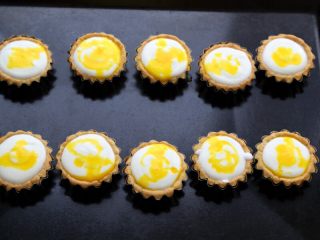 10、酸奶塔,16. 如果馅料足够的话可以挤的饱满一些，然后“将过程5”留下来的蛋黄液滴在挞馅的表面。  