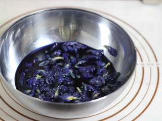 1、海底世界果冻,蝶豆花适量放入热水中！蝶豆花的量可以稍微多一点，泡出蓝色的蝶豆花茶！