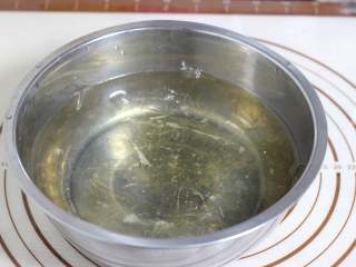 2、海底世界果冻,消化饼干我大概用了半包，将消化饼干装入保鲜袋中，用擀面杖砸碎，要砸的碎一点，这样便于做海底世界最下边的饼干层！吉利丁冷水泡软备用