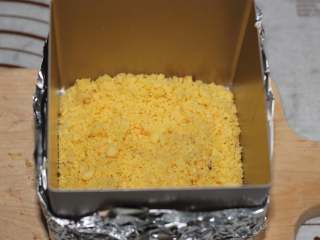 4、海底世界果冻,学厨重型钢4寸方形不沾慕斯圈，底部先包一层保鲜膜，然后包两层锡纸！然后将拌好了黄油的饼干倒入慕斯圈中，用勺子压实