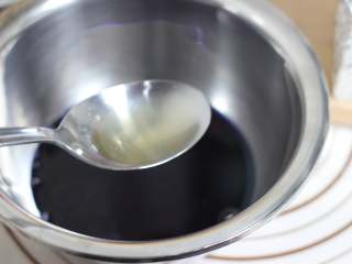 8、海底世界果冻,因为做的是海底世界，所以要做出海洋的层次感！颜色就是由浅到深的过程！将蝶豆花原液分成四份！一份最深的颜色~！一份加少许纯净水，颜色稍微浅一些！以此类推，最上层的水要加的最多，做成最浅的一层！因为加的水量不一样！这四份做出来以后加水最多的，一定是量最大的！颜色根据自己喜好，量大的可以多加一些吉利丁溶液，量少的少加一些吉利丁溶液！但是你的吉利丁溶液一定要足够，否则的话果冻无法成型