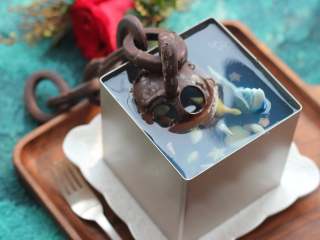 11、海底世界果冻,等到最上边一层蝶豆花吉利丁溶液凝固以后，将模具从冷冻室拿出来，放到冷藏室中冷藏四个小时以上