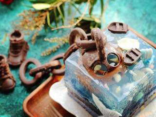 13、海底世界果冻,如果觉得做这个模具的有难度！可以用透明的玻璃盒来做！不用做饼干底那一层！直接蝶豆花吉利丁溶液，一层一层来做！最后凝固好以后不用脱模！因为是玻璃盒，做起来要比用模具的简单很多！