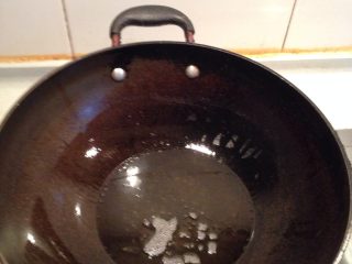 6、杏鲍菇炒肉,倒入油适量