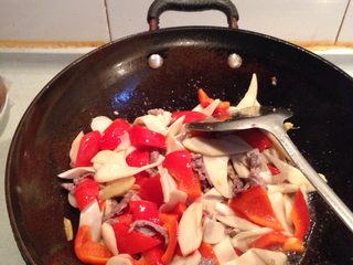 12、杏鲍菇炒肉,翻炒片刻