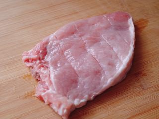 1、兔子姜烧猪排便当,猪里脊用刀两面轻轻划几刀