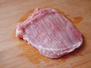 2、兔子姜烧猪排便当,用刀背把肉拍松