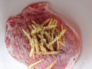 3、兔子姜烧猪排便当,撒上少许盐、现磨黑胡椒、姜丝腌制十五分钟